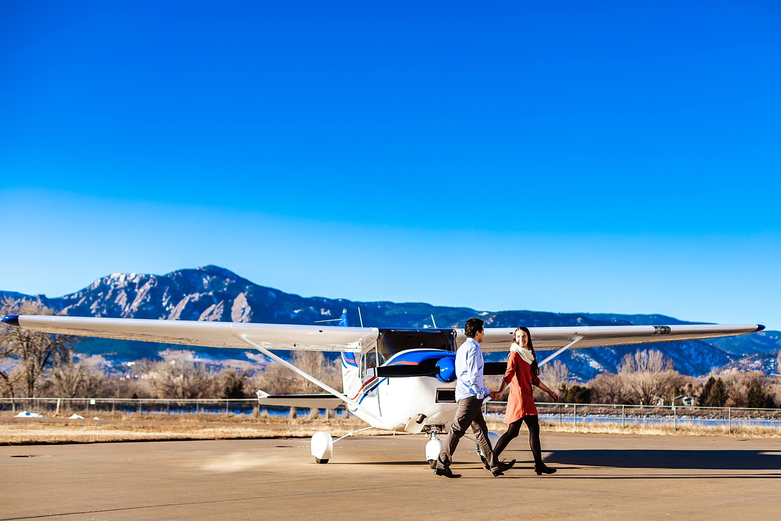 engagement pictures with plane