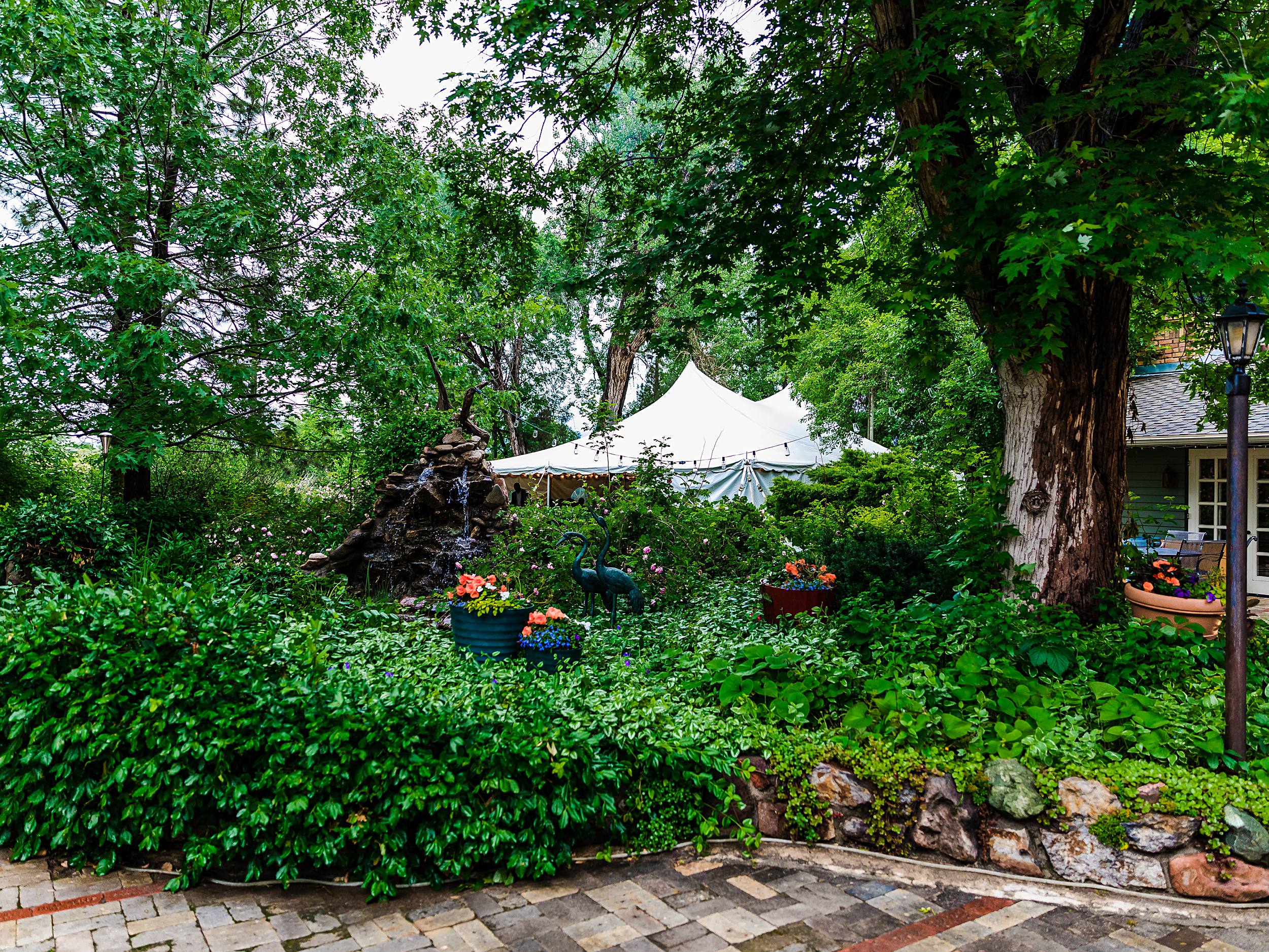 Haystack Hearth in Niwot, CO has a tranquil backyard feeling for your wedding.